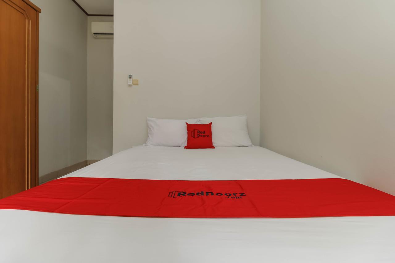 Reddoorz Plus @ Karet Pedurenan 3 Джакарта Екстериор снимка
