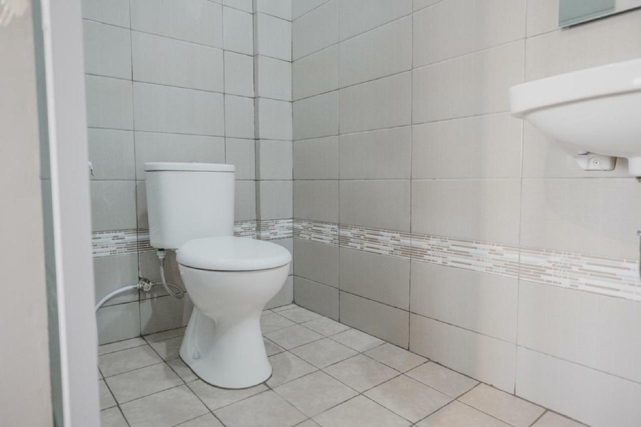 Reddoorz Plus @ Karet Pedurenan 3 Джакарта Екстериор снимка