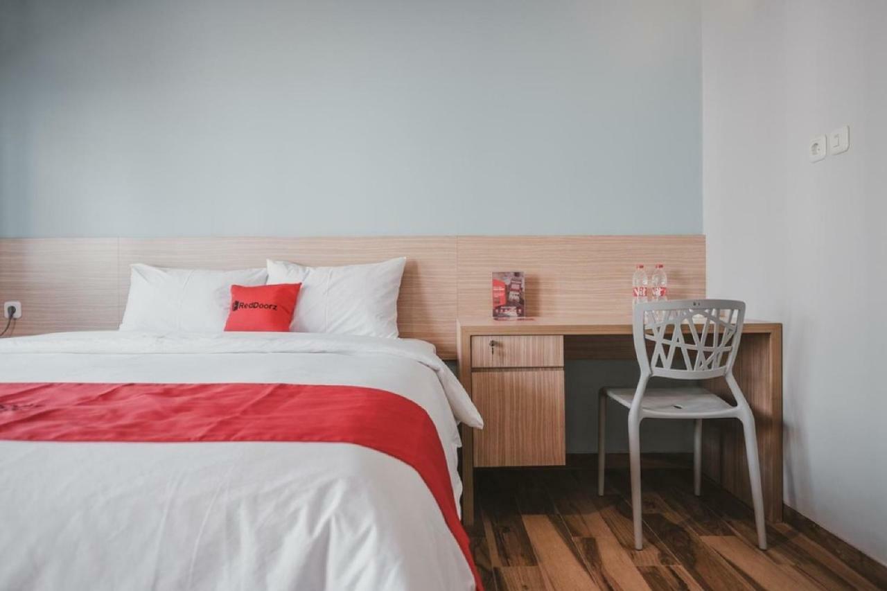 Reddoorz Plus @ Karet Pedurenan 3 Джакарта Екстериор снимка